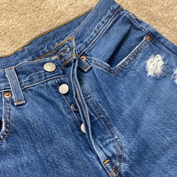 Levi's Premium Button Distressed Mid Rise Women's Jeans. Excellent Condition! - Picture 4 of 11